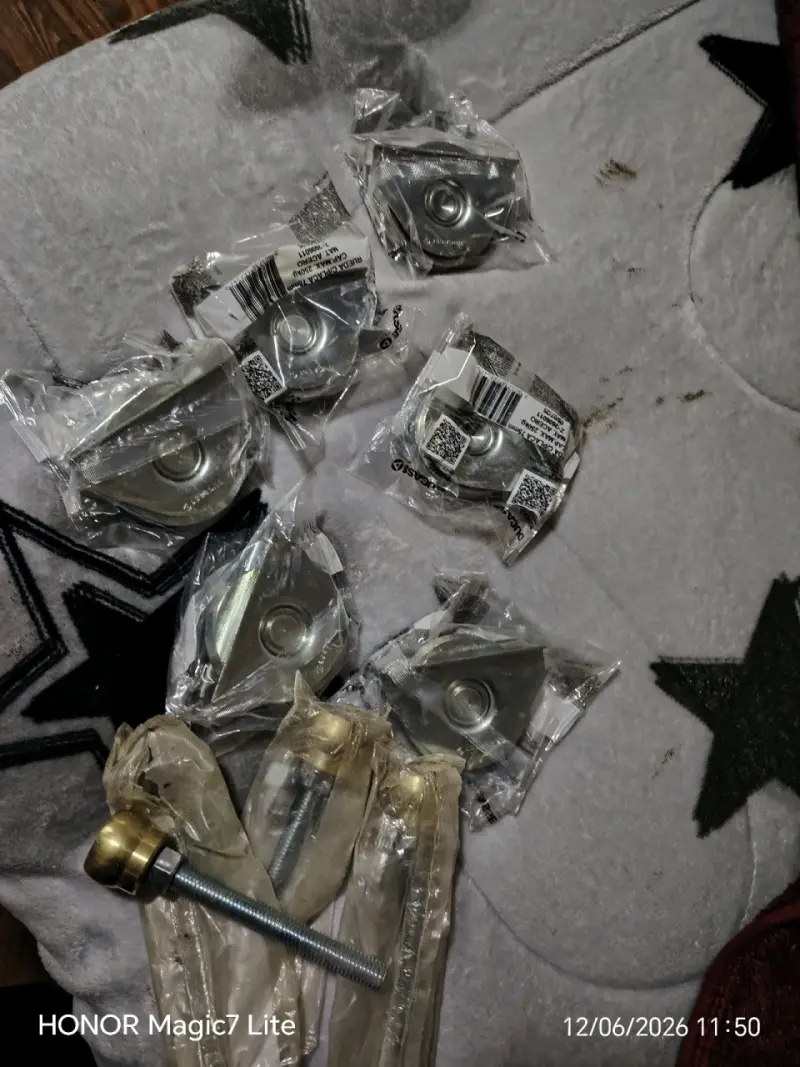 Juego de patas niveladoras metálicas y ruedas - 1