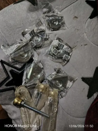 Juego de patas niveladoras metálicas y ruedas - miniatura 3
