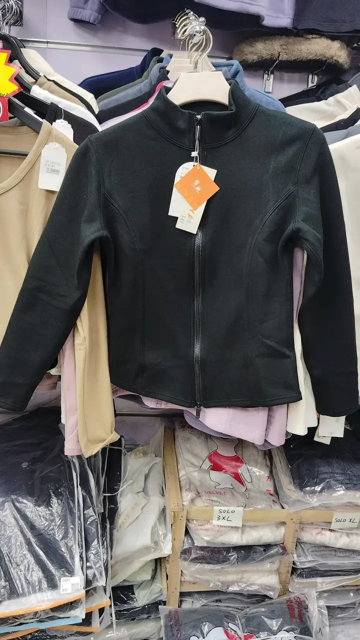 Chaqueta negra con cierre pegada al cuerpo - 3