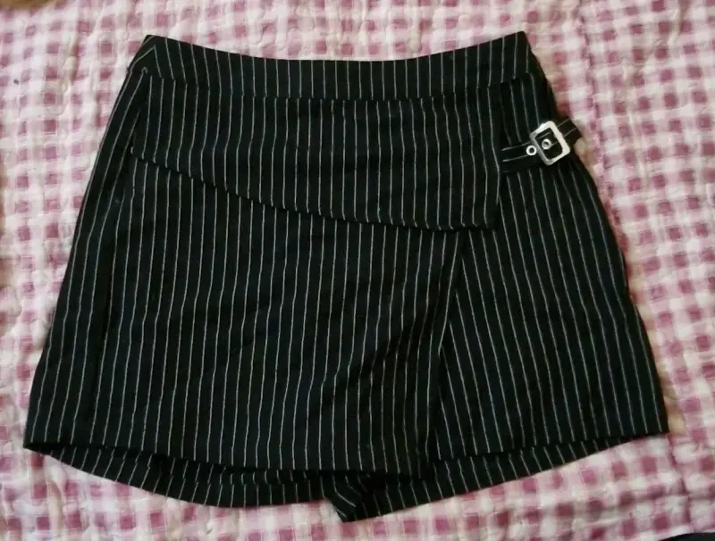 Falda pantalon negra a rayas con hebilla