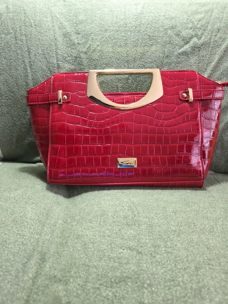 Cartera roja con textura reptil