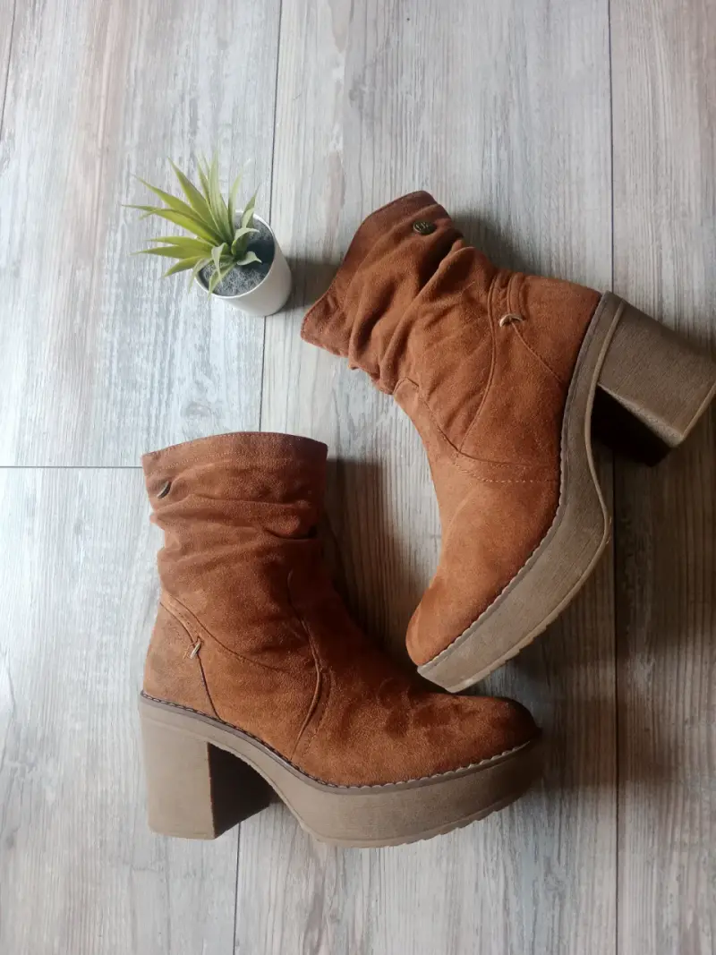 Botines de gamuza marrones con taco