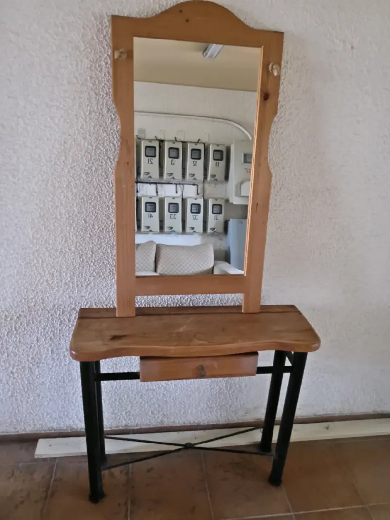 Espejo con tocador de madera