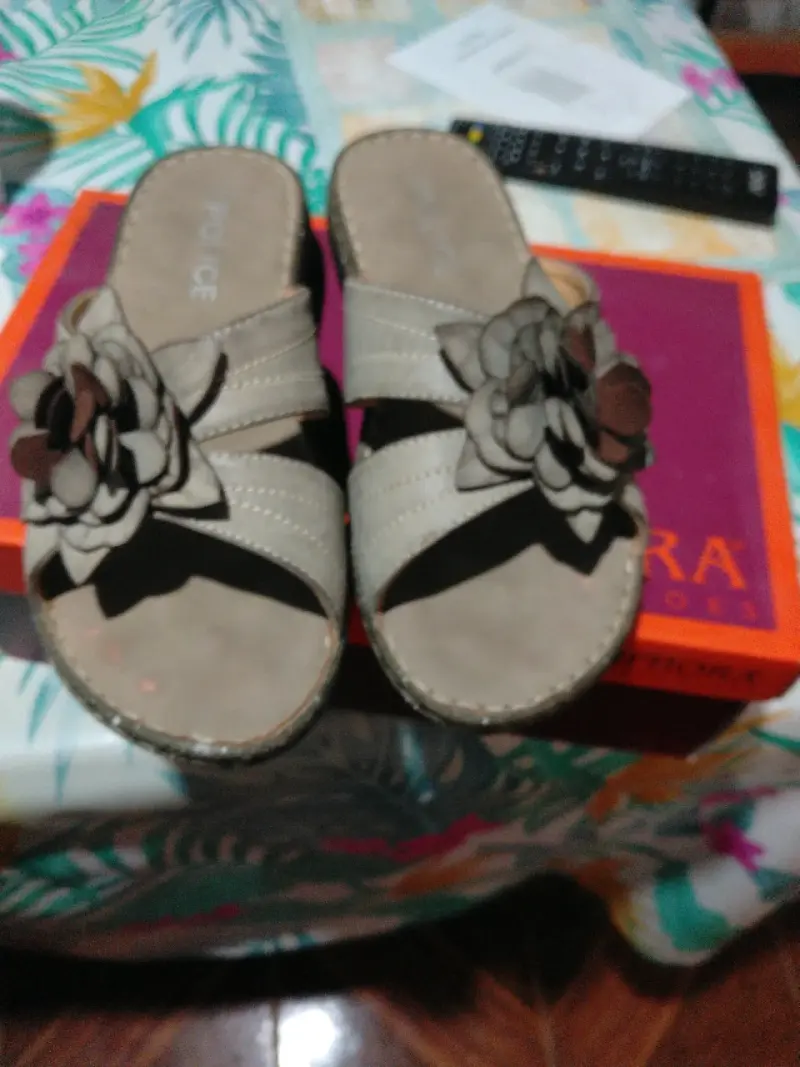 Sandalias beige con flores - 1