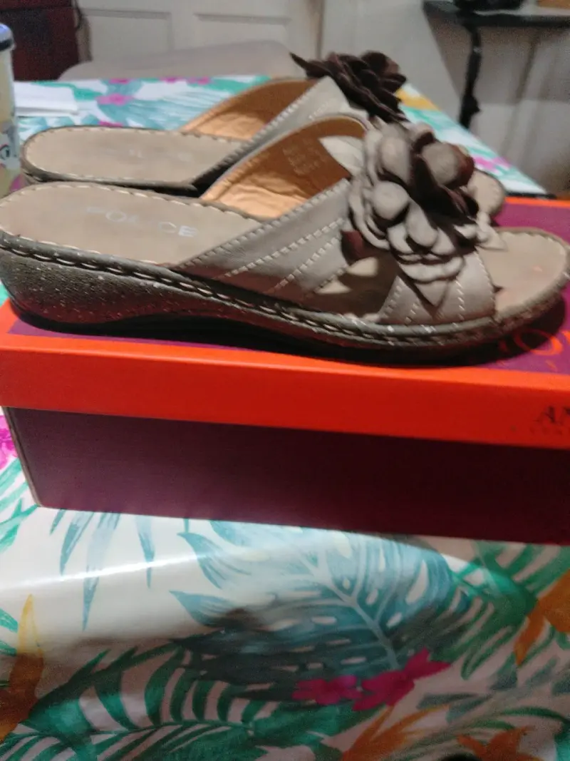 Sandalias beige con flores - 2