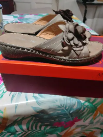 Sandalias beige con flores - miniatura 2