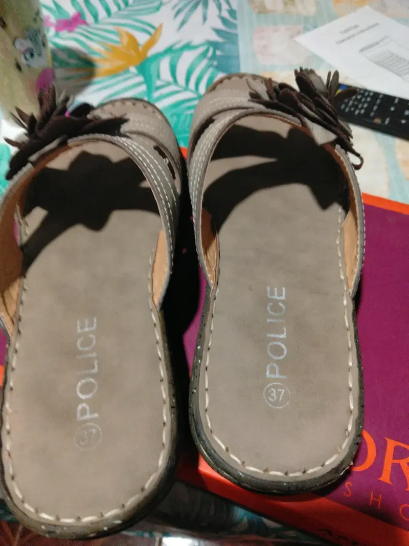 Sandalias beige con flores - 3