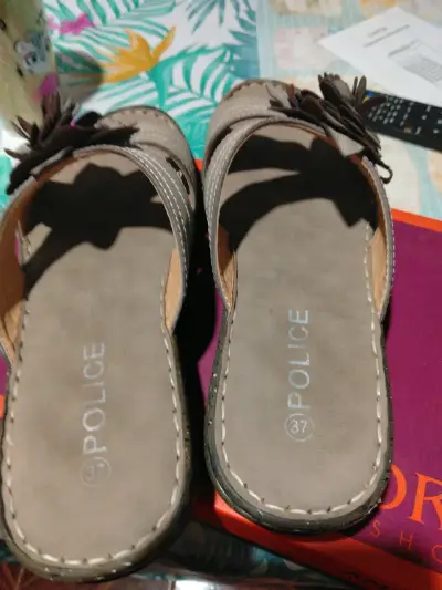 Sandalias beige con flores - miniatura 3