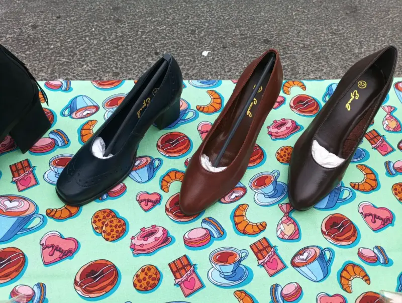 Zapatos de tacón negro y marrón - 1