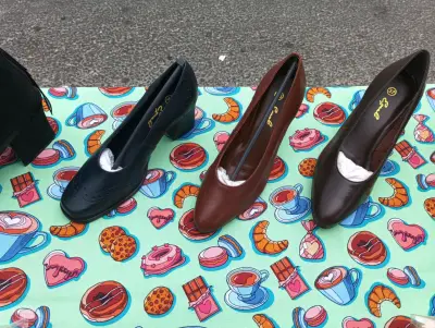 Zapatos de tacón negro y marrón - miniatura 1