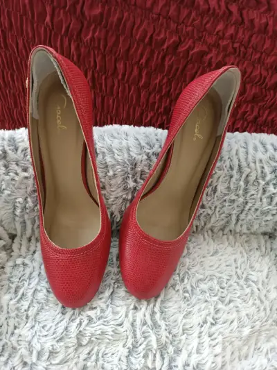 Zapatos rojos de tacón alto - miniatura 1