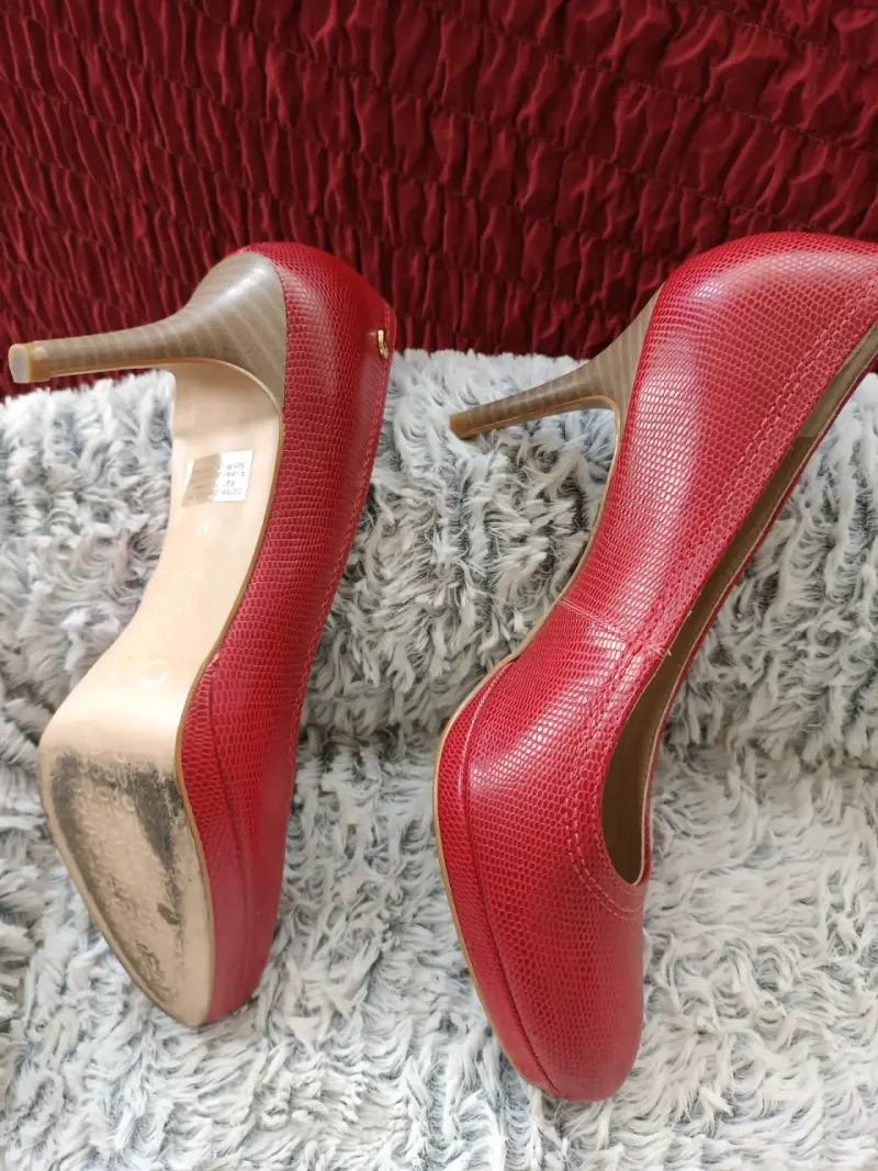 Zapatos rojos de tacón alto - 3