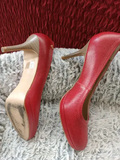 Zapatos rojos de tacón alto - miniatura 3
