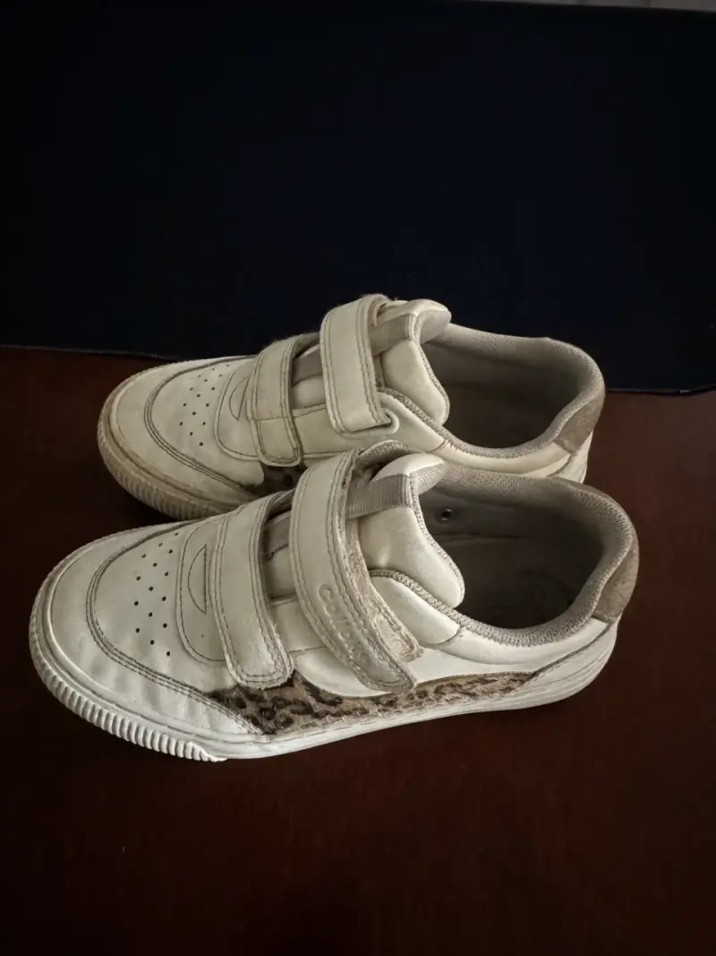 Zapatillas blancas con velcro - 1
