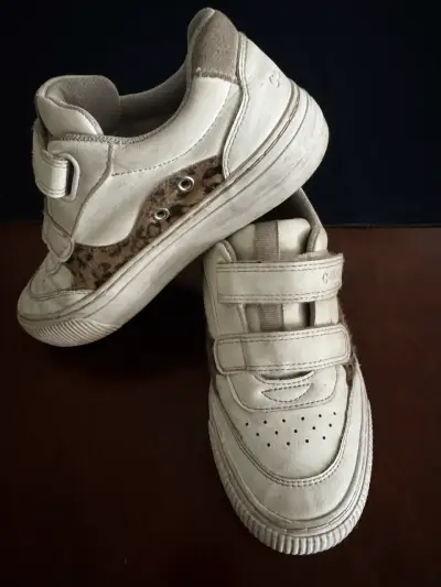 Zapatillas blancas con velcro - miniatura 3