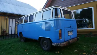 Combi Volkswagen azul retro - miniatura 1