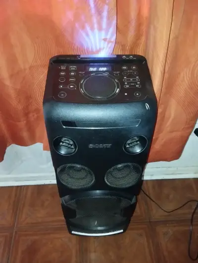 Torre de sonido Sony con luces - miniatura 1