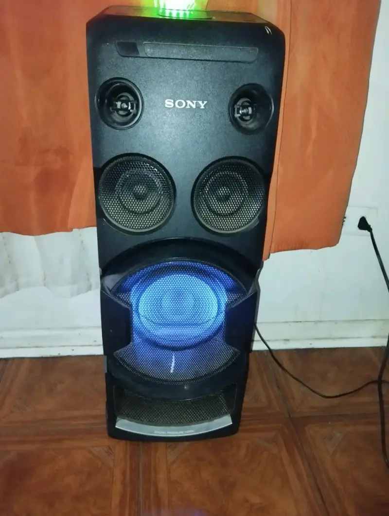 Torre de sonido Sony con luces - 2