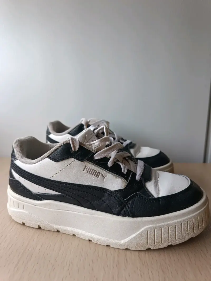 Zapatillas deportivas blancas y negras