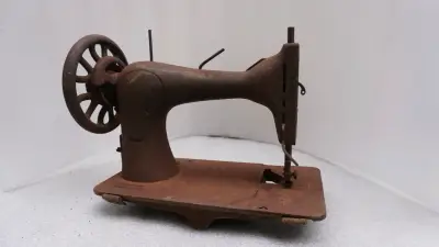 Máquina de coser antigua - miniatura 1