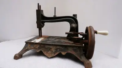 Máquina de coser antigua - miniatura 2