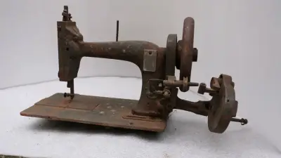 Máquina de coser antigua - miniatura 3
