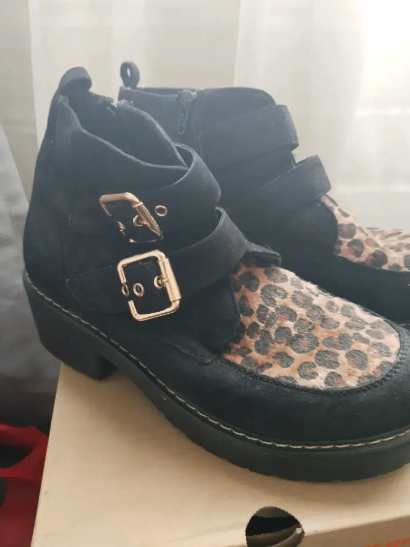 Botines negros con animal print - 1