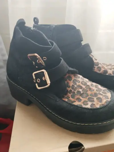 Botines negros con animal print - miniatura 1