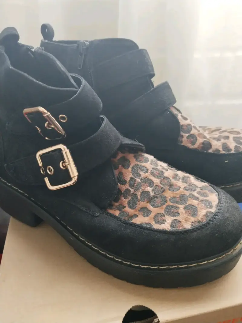 Botines negros con animal print - 2