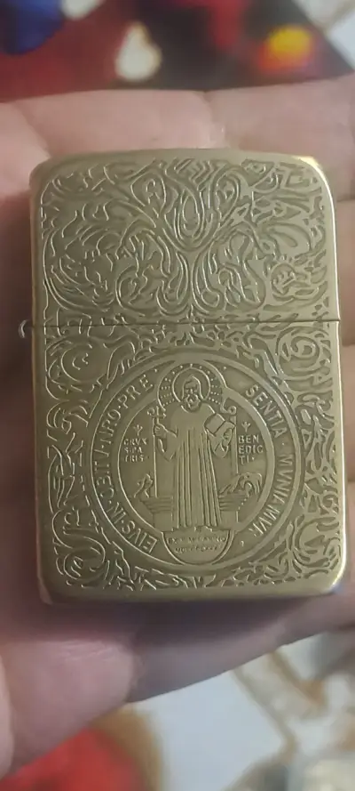Encendedor tipo Zippo dorado decorativo - miniatura 1