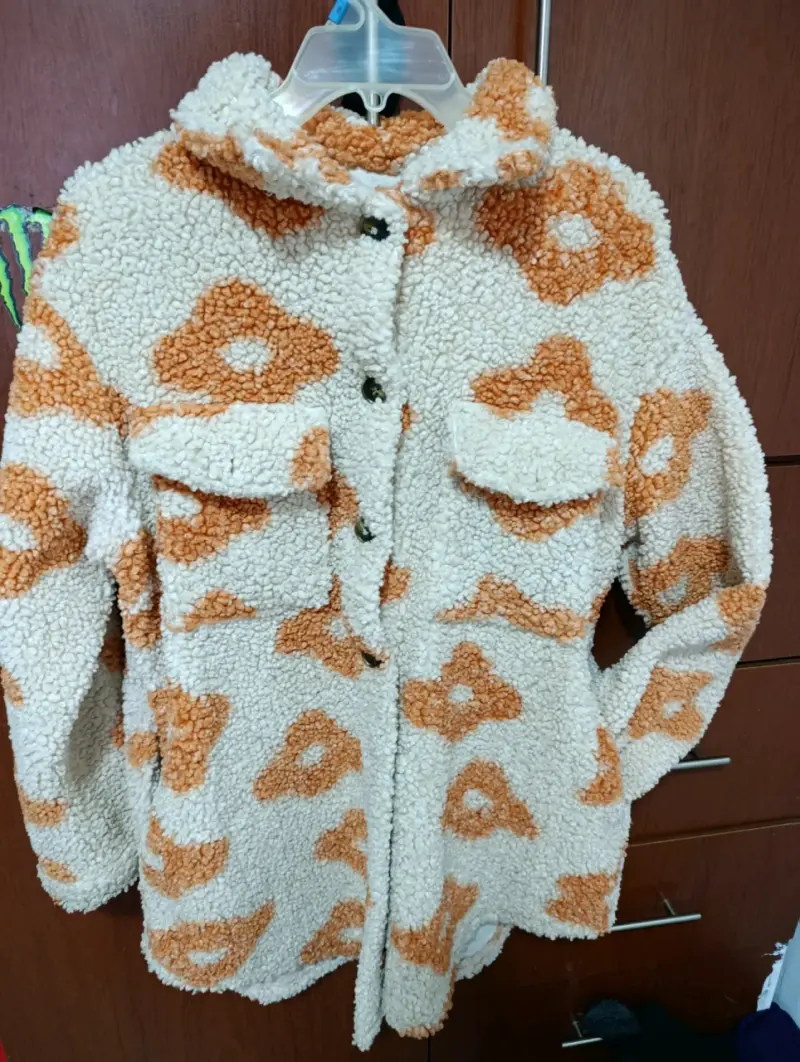 Abrigo de lana blanco y naranja