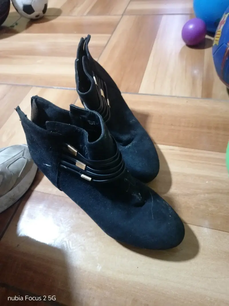 Botines negros con hebillas y zapatillas de vestir - 1