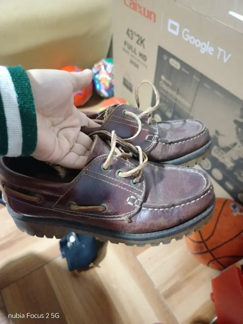 Botines negros con hebillas y zapatillas de vestir - 2