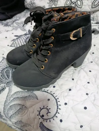 Botines negros con tacón - miniatura 1