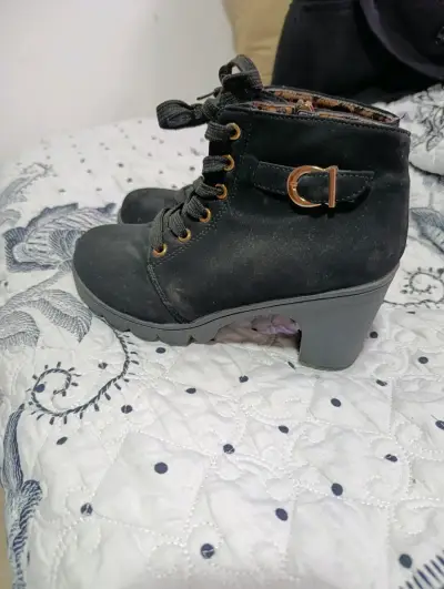 Botines negros con tacón - miniatura 2