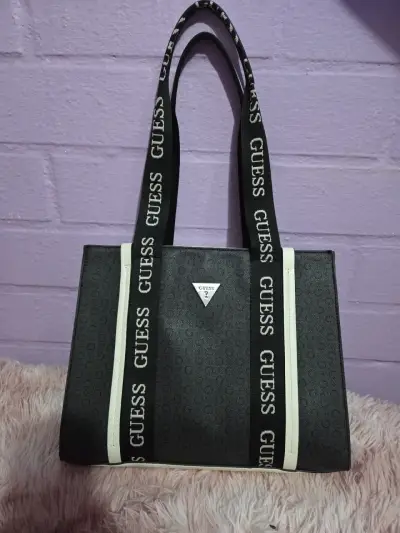 Cartera Guess negra con correas - miniatura 1