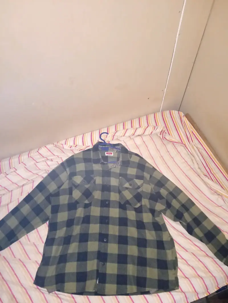 Camisa a cuadros verde y negra - 1