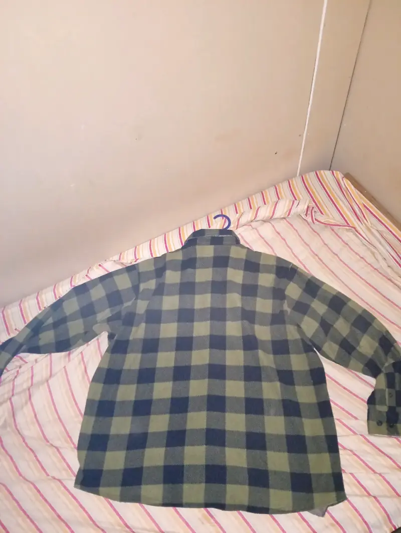 Camisa a cuadros verde y negra - 2