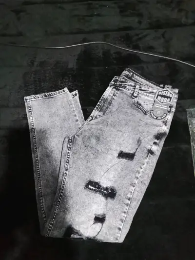 Jeans desgastados gris oscuro - miniatura 2