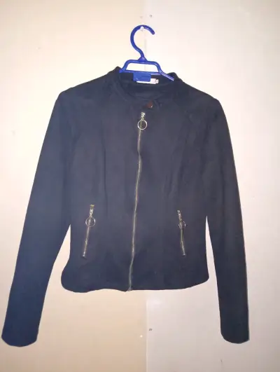 Chaqueta negra con cierre - miniatura 1
