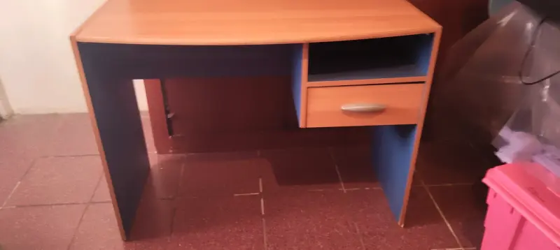 Escritorio de madera compacta - 1