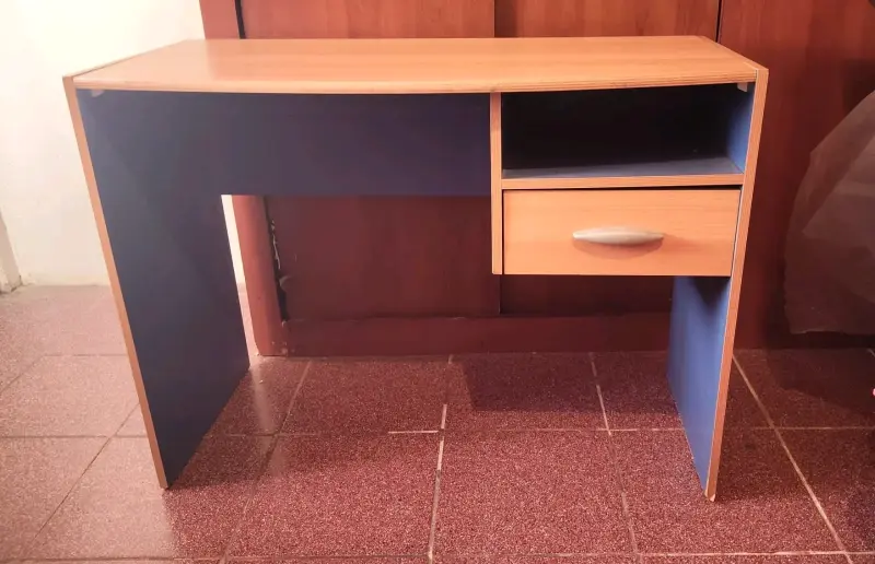 Escritorio de madera compacta - 2