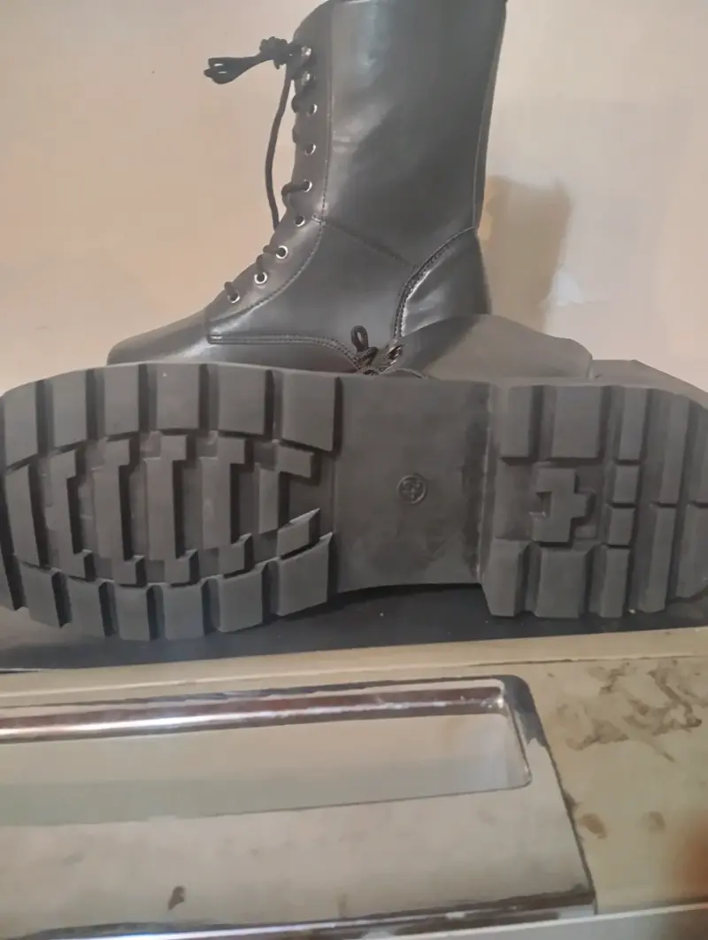Botas negras de cuero - 1