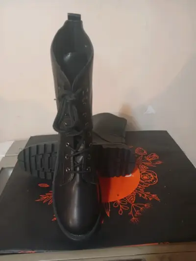 Botas negras de cuero - miniatura 3
