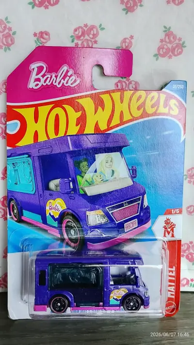 Camioneta Barbie y monster high Hot Wheels - miniatura 1