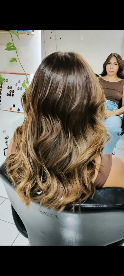 Promoción de morena iluminda y contorno - miniatura 3