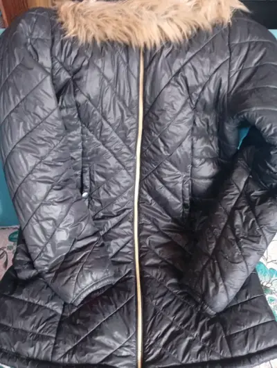 Parka negra con capucha de pelo - miniatura 1