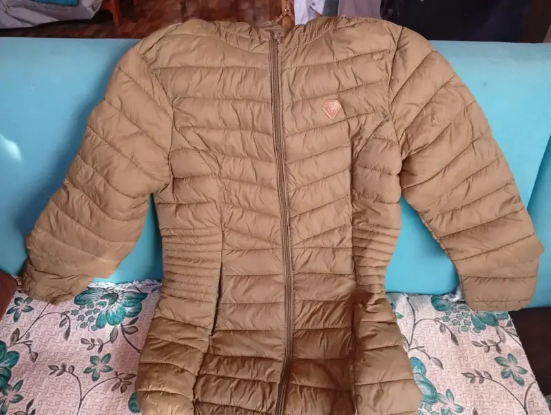 Parka negra con capucha de pelo - 3