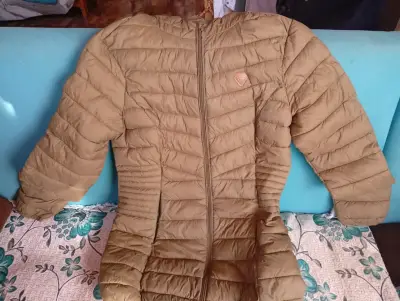 Parka negra con capucha de pelo - miniatura 3