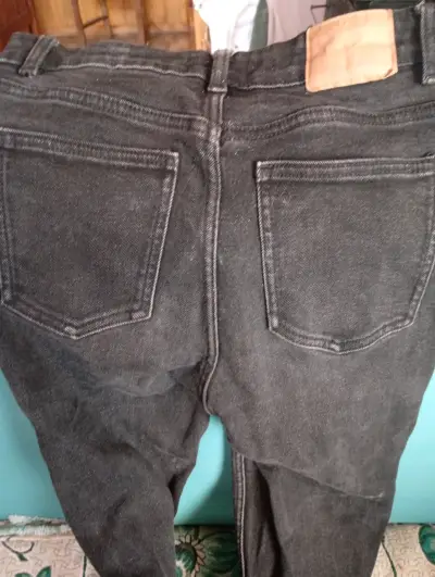 Parka negra con capucha de pelo - miniatura 6